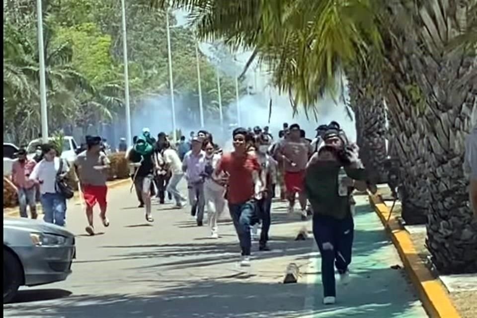 Estudiantes del Instituto Tecnológico de Balancán fueron dispersados con gases lacrimógenos por agentes estatales y federales.