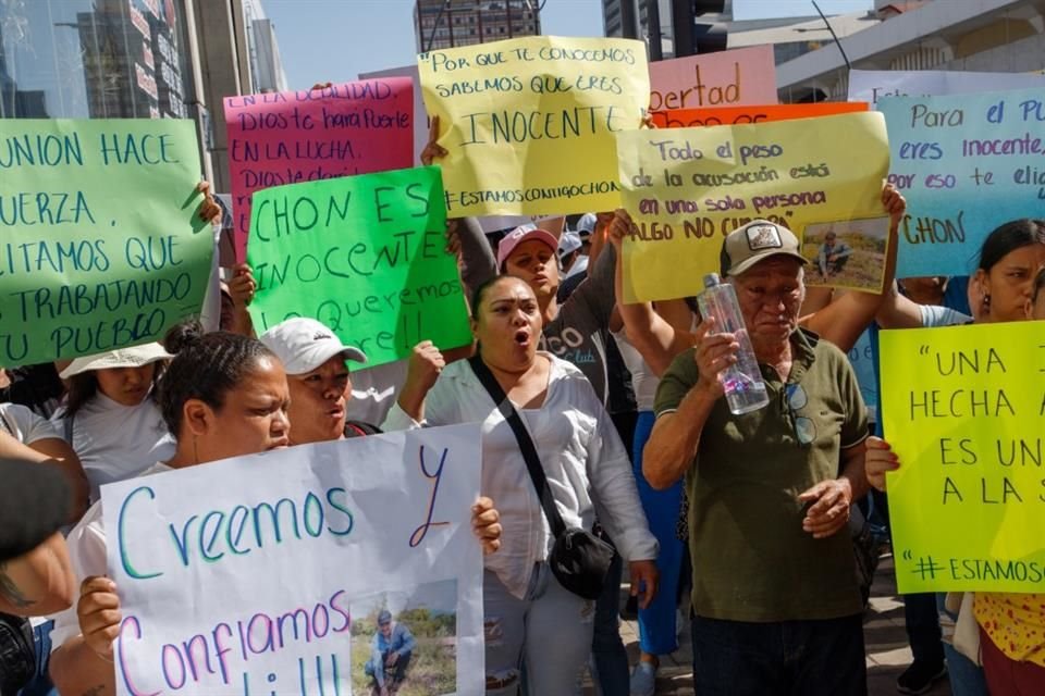 '¡No estás solo!' y '¡Justicia para 'Chon'!', gritaban los asistentes a la manifestación en apoyo al Alcalde de Teuchitlán.