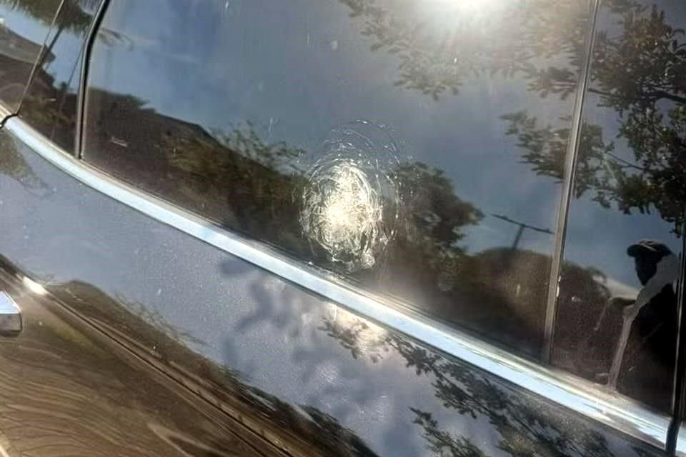 El auto del portero Agustín Rossi recibió varios tiros.