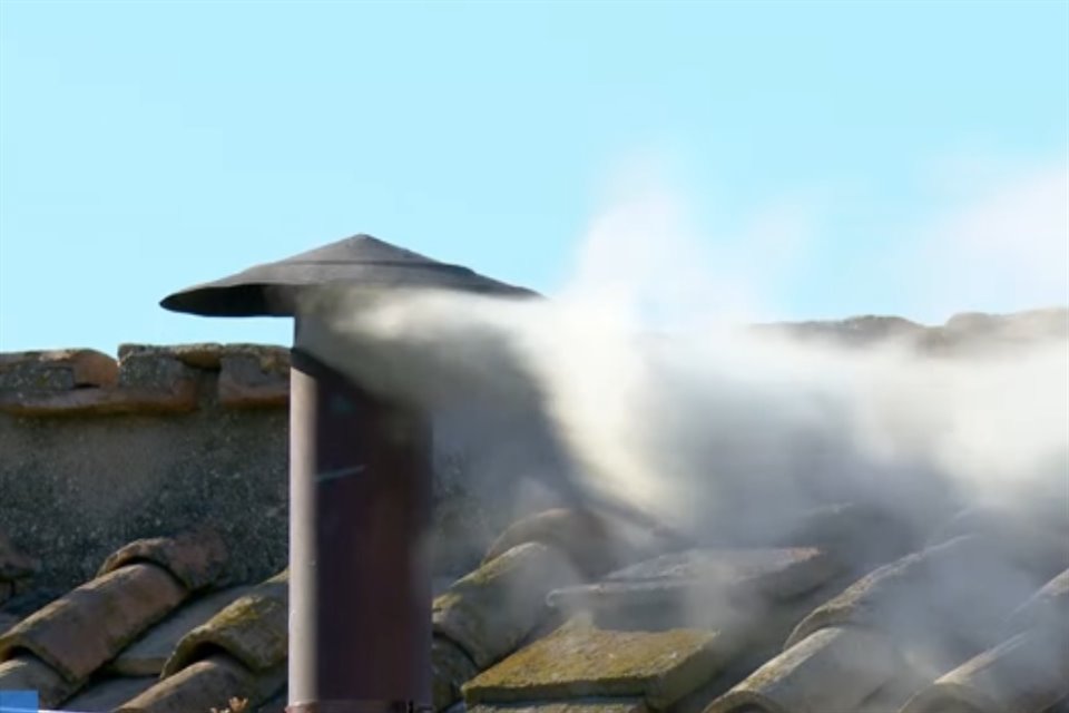 ¡Habemus Papam! El humo blanco de la Capilla Sixtina anuncia que Cardenales han elegido a un nuevo Pontífice.
