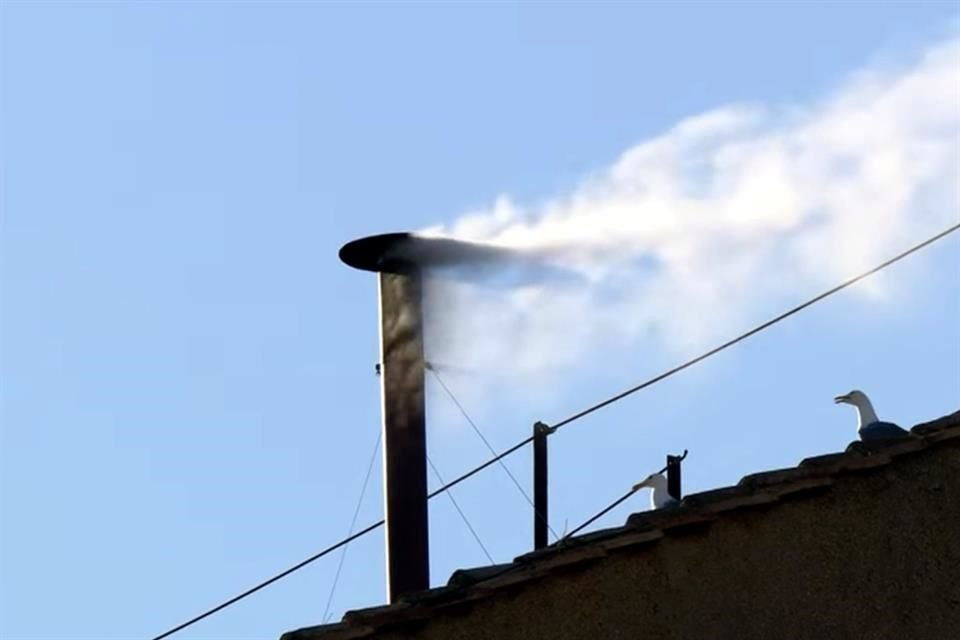 La chimenea de la Capilla Sixtina emitió humo blanco, anunciando que cardenales electores lograron la mayoría para escoger a un nuevo Papa