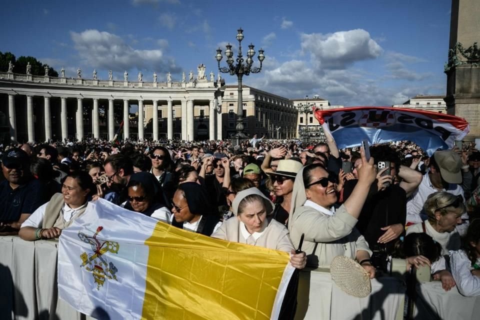Diversas banderas se agitaron al darse a conocer el humo blanco, en la Plaza de San Pedro.