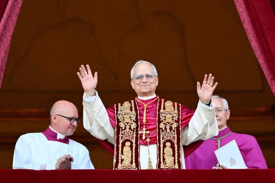 El cardenal Robert Francis Prevost fue revelado como el nuevo Papa ante una multitud en Plaza de San Pedro; llevará el nombre de León XIV.