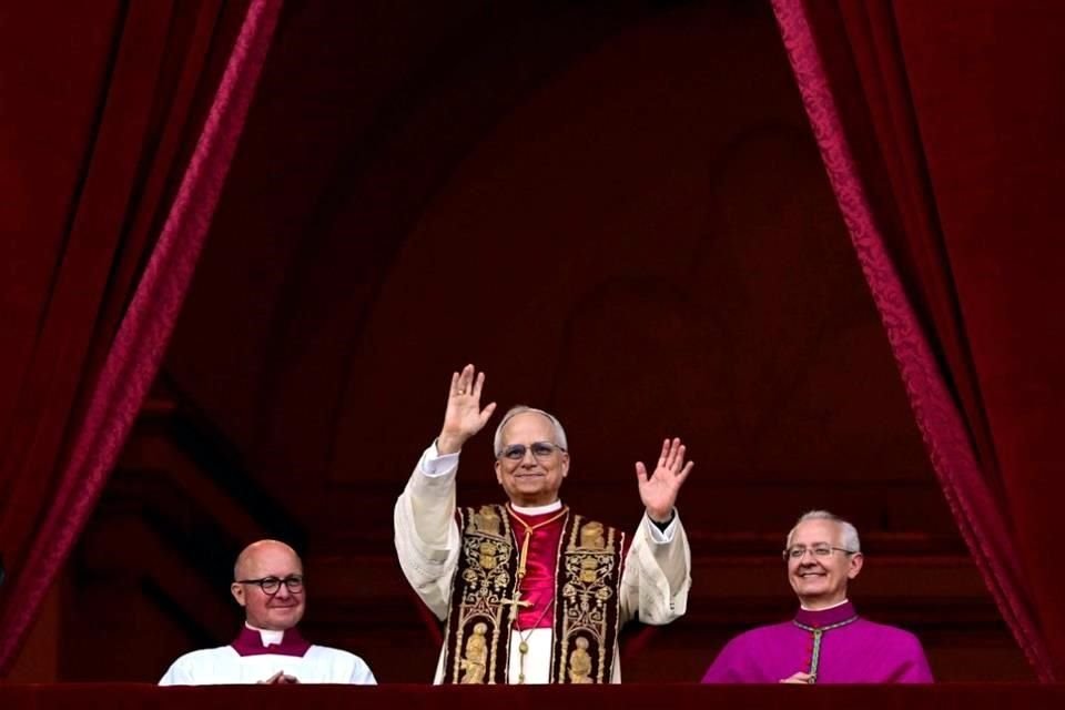 El recién elegido Papa León XIV, Robert Prevost, llegó al balcón central de la Basílica de San Pedro por primera vez, tras la clausura del cónclave.