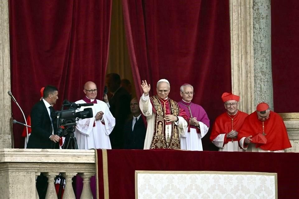 El Pontífice León XIV saludó a los fieles presentes desde el balcón central de la Basílica de San Pedro.