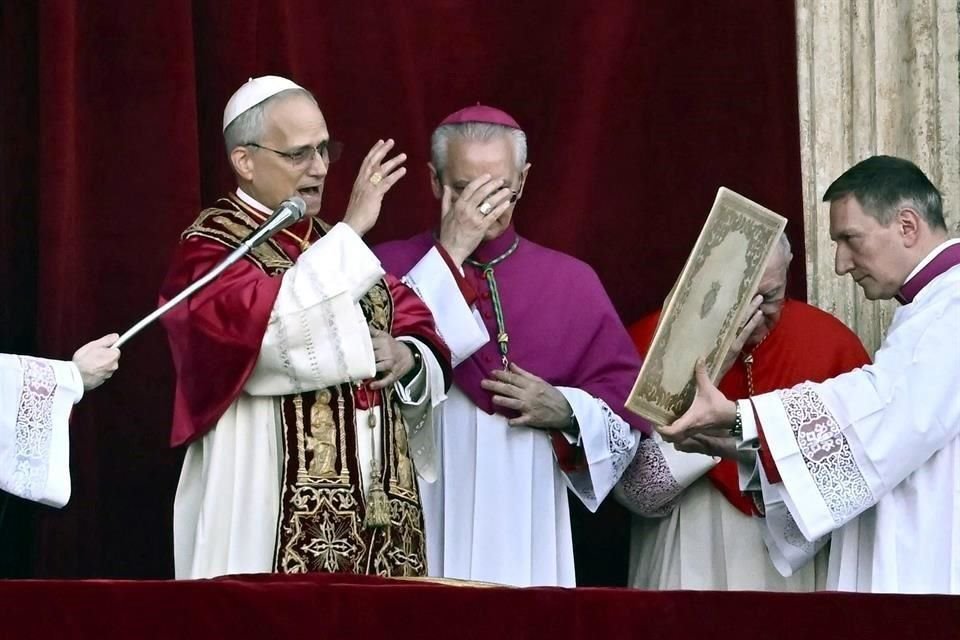 El Papa León XIV, misionero de Chicago, de 69 años, dio la bendición desde el balcón central de la Basílica de San Pedro.