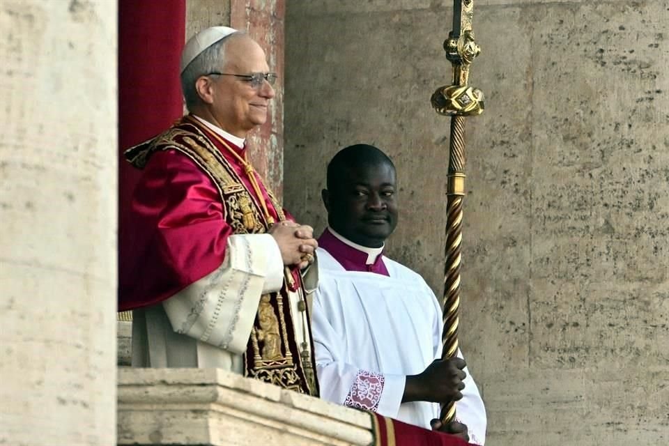 El Papa León XIV observó a la multitud presente tras su designación como Santo Padre.
