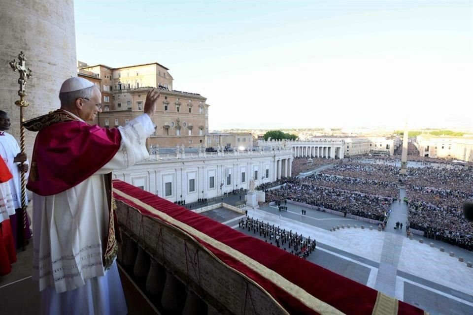 Durante su tiempo en el balcón central de la Basílica de San Pedro, el Papa León XIV saludó a los fieles reunidos.