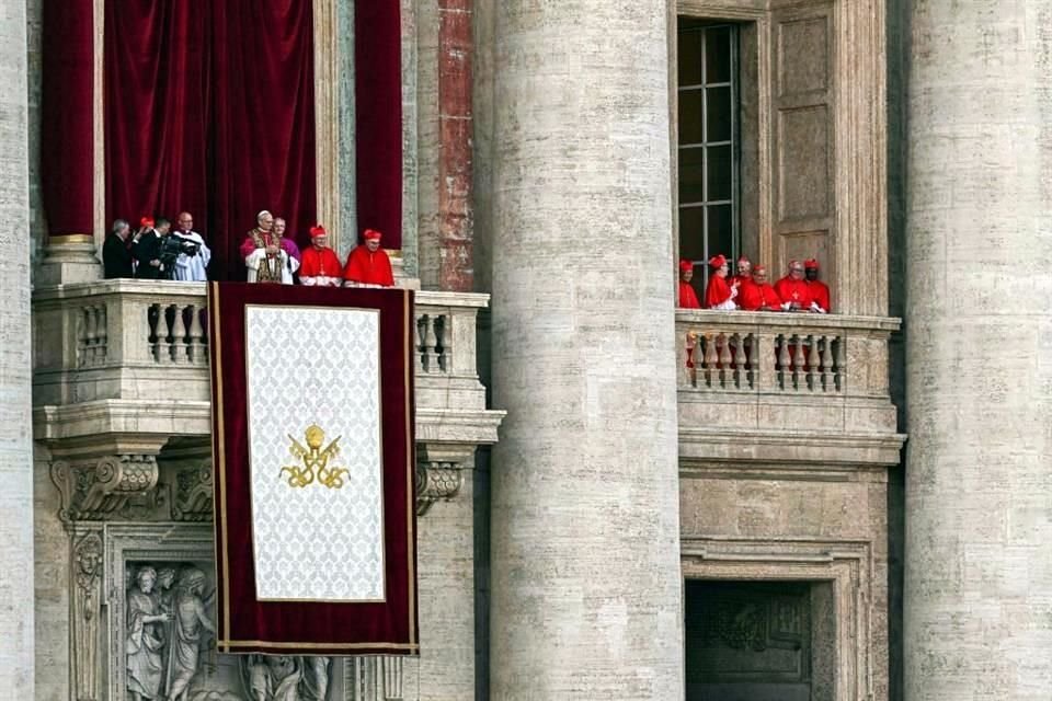 El nuevo Papa fue acompañado por otros cardenales y religosos en su presentación en el balcón central de la Basílica de San Pedro.