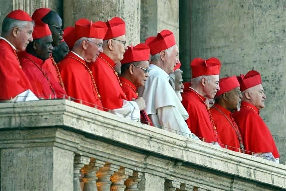 Cardenales reaccionan desde un balcón de la Basílica de San Pedro, durante la primera aparición del nuevo Papa León XIV.
