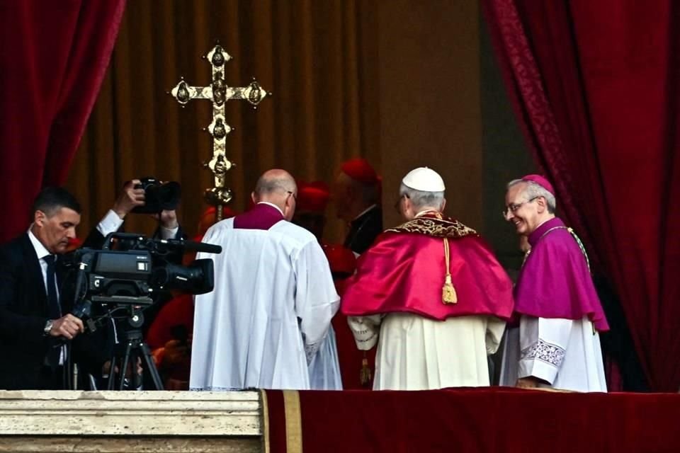 El Papa León XIV, quien fue elegido en enero por el fallecido Francisco como nuevo prefecto de la 'Congregación de Obispos', se retira tras dirigirse a la multitud desde la Basílica de San Pedro.