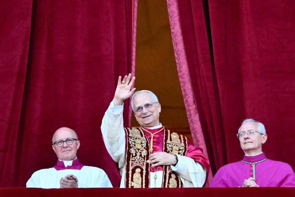 Papa León XIV saluda a la multitud en la Plaza de San Pedro, tras darse a conocer su elección en el Cónclave