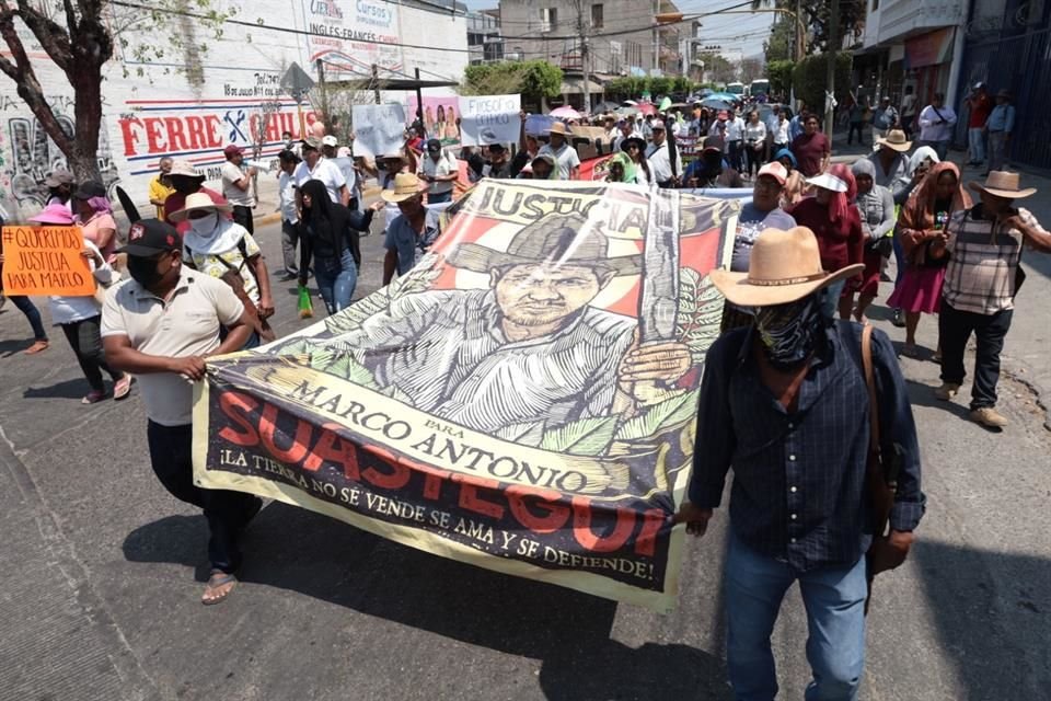 Maestros, colectivos de familiares de desaparecidos y normalistas protestaron en Chilpancingo para exigir justicia por asesinato de Marco Suástegui, líder opositor de la presa La Parota.