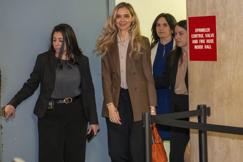 . La ex modelo no miró a Weinstein al pasar junto a él y subir al estrado de testigos en un tribunal de Manhattan donde se le juzga de nuevo.