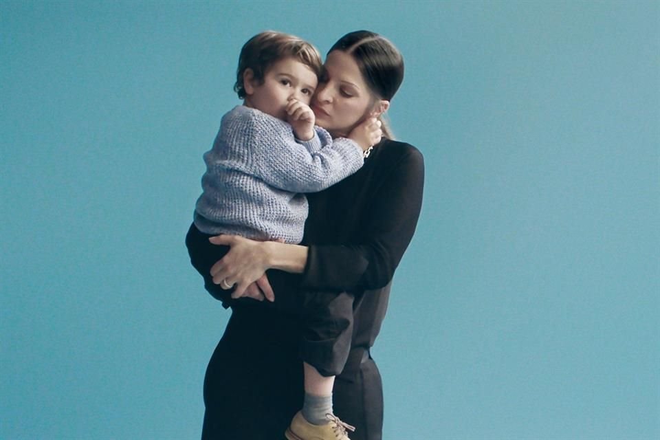 Tiffany & Co. celebra el Día de las Madres con 'Fuerte como Mamá', una emotiva campaña protagonizada por sus colaboradoras y sus hijos.