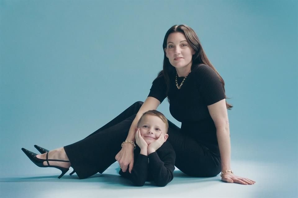 Tiffany & Co. celebra el Día de las Madres con 'Fuerte como Mamá', una emotiva campaña protagonizada por sus colaboradoras y sus hijos.