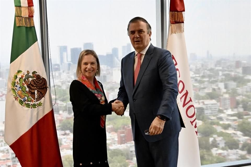 Secretario de Economía, Marcelo Ebrard y la Embajadora de Francia, Delphine Borione.