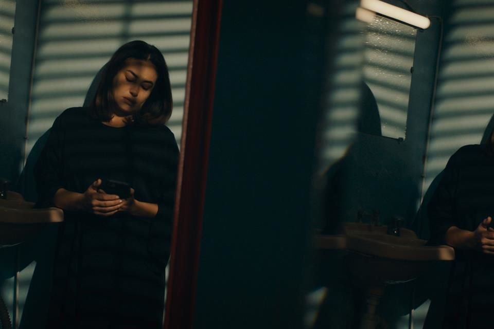 El resultado es un ejercicio terapéutico y un profundo juego de espejos, inspirado en obras como 'Close-Up', del iraní Abbas Kiarostami, o 'Dogville', del danés Lars von Trier.