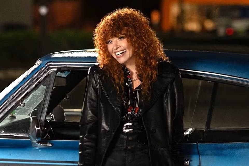 La actriz Natasha Lyonne vueve con la segunda temporada de la serie 'Poker Face', con más amigos invitados y muchos retos tras la pantalla.