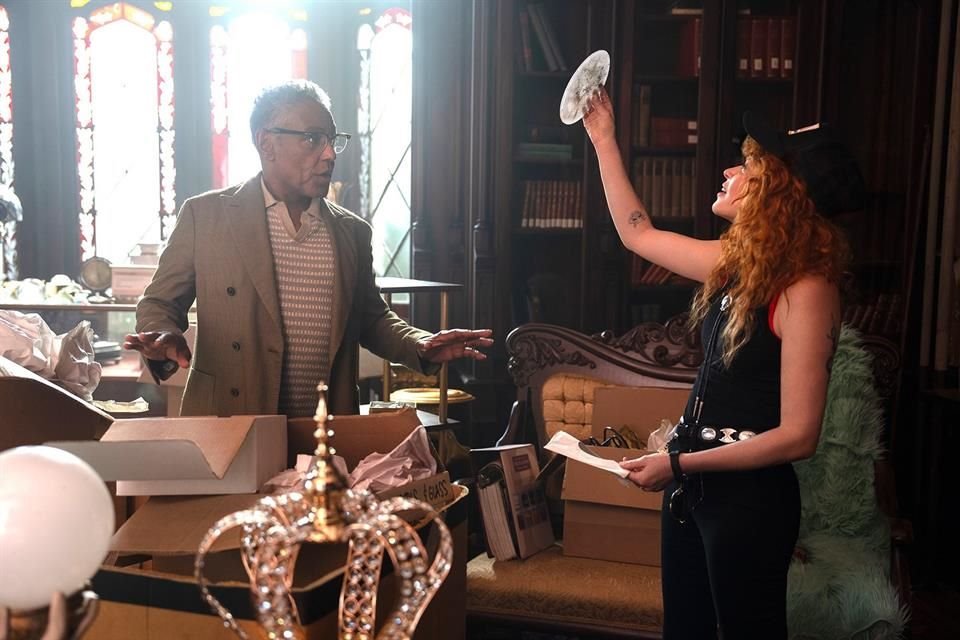 Lyonne se hizo popular como una detective que tiene la habilidad de detectar las mentiras de los criminales y potenciales sospechosos, como Giancarlo Esposito.