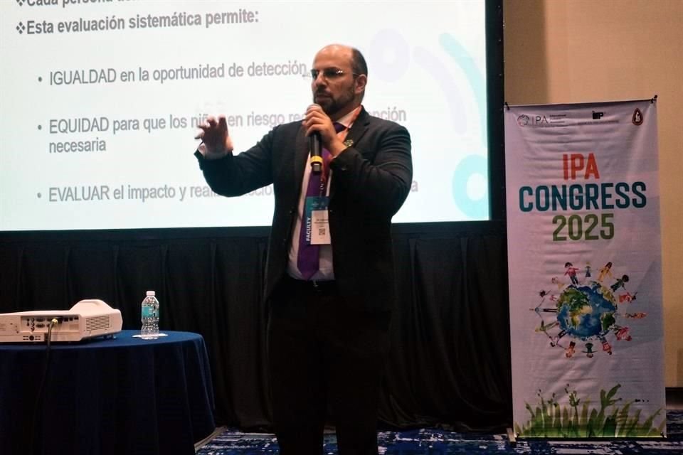 El neurólogo pediatra Antonio Rizzoli, de México, enfatizó ante sus colegas la importancia de dar apoyos a las madres y padres.