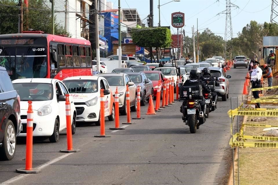 Esta tarde se reportaron largas filas de vehículos desde la confluencia de Periférico y Avenida Acueducto.