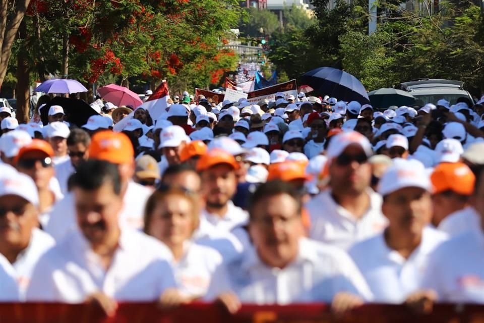 Marcha de las Secciones 16 y 47 del SNTE durante el Día del Trabajo.