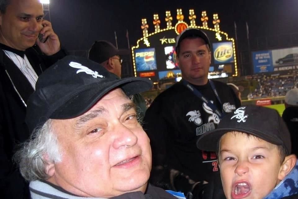León XIV en un juego de la Serie Mundial de 2005, en la que los White Sox vencieron a los Astros.