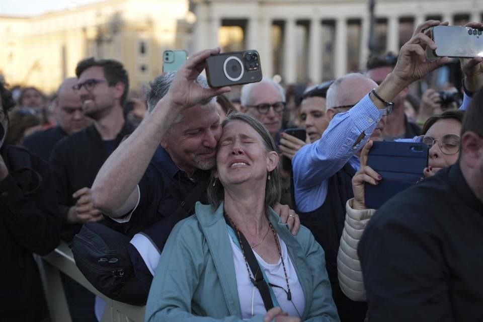 La gente muestra sus emociones cuando el recién elegido papa León XIV aparece en el balcón de la Basílica de San Pedro en El Vaticano.