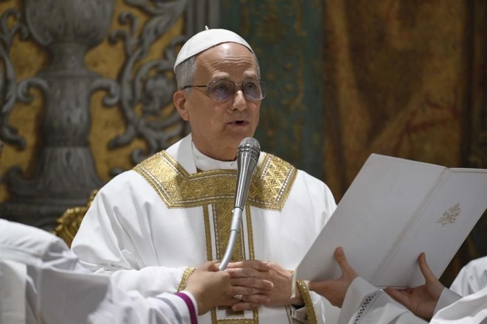 El recién elegido Papa León XIV concelebra una misa con el colegio de Cardenales en capilla Sixtina tras su elección como 267mo pontífice de la Iglesia católica romana, el viernes 9 de mayo de 2025.