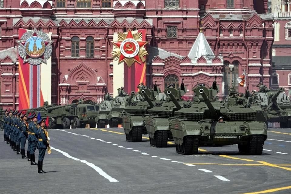Tanques rusos T-90 desfilan en la Plaza Roja durante el desfile militar del Día de la Victoria en Moscú, Rusia.