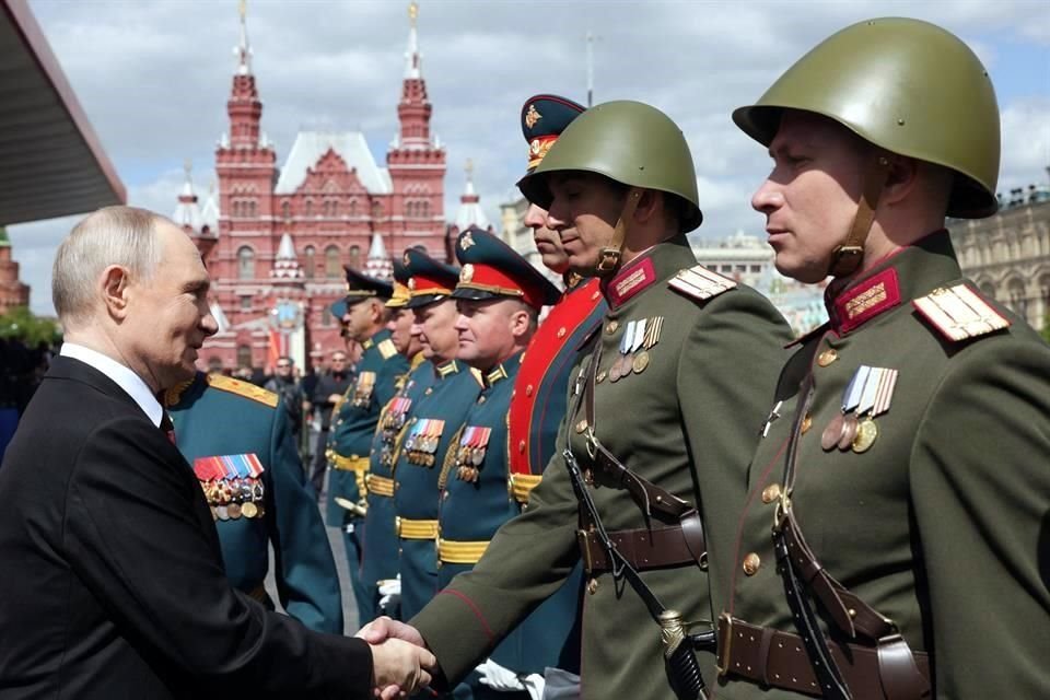 Vladimir Putin rindió homenaje a soldados desplegados en Ucrania en un desfile en Moscú por aniversario de la victoria sobre Alemania nazi.