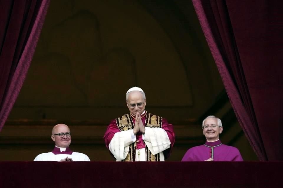 El nuevo Papa León XIV en el balcón de la Basílica de San Pedro en el Vaticano el 8 de mayo del 2025.