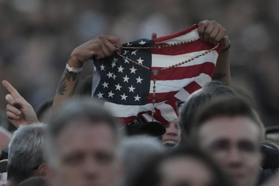 Una bandera estadounidense ondea tras la elección del Papa León XIV, en El Vaticano.