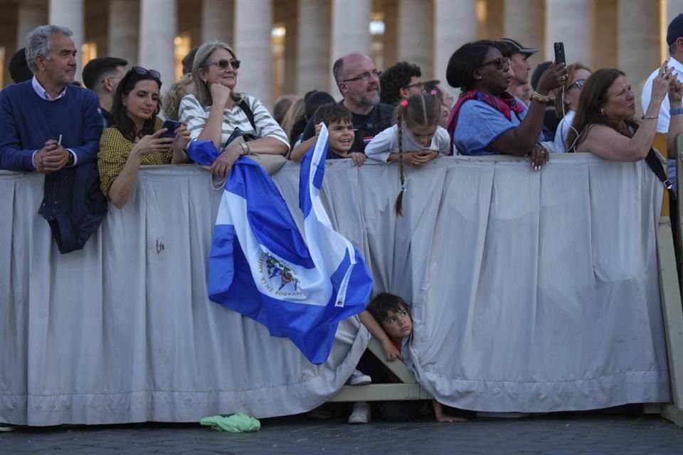 Fieles esperaban en la plaza de San Pedro a que saliera el humo blanco de la chimenea de la Capilla Sixtina.