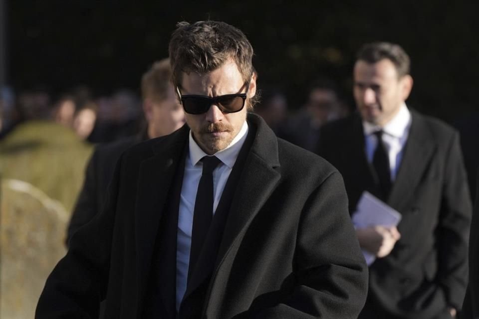 En noviembre, asistió al funeral de su ex compañero Liam Payne, fallecido a los 31 años, donde se reunió con Zayn Malik, Niall Horan y Louis Tomlinson.