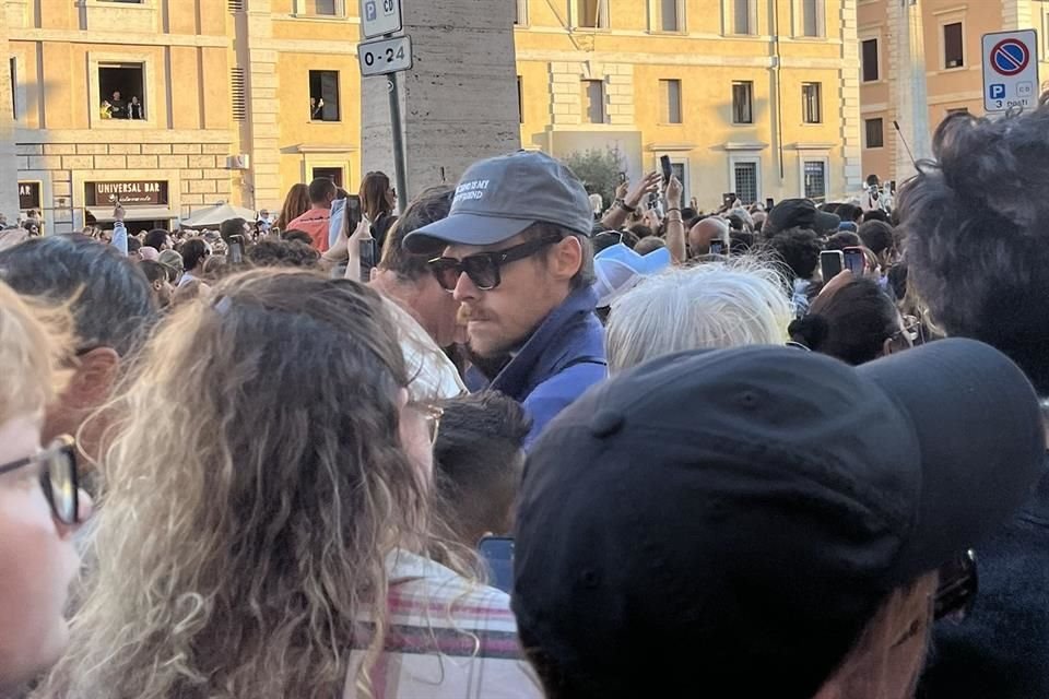 Harry Styles fue visto entre la multitud en el Vaticano durante la elección del Papa León XIV, sorprendiendo a los fans presentes.