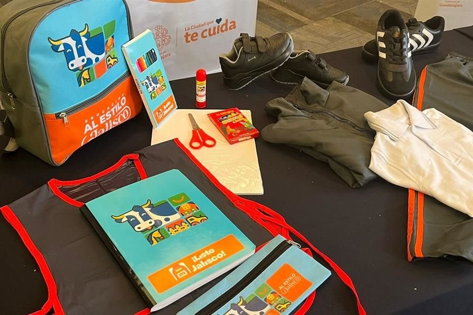 Los kits escolares incluyen uniforme deportivo, tenis, mochila y útiles.