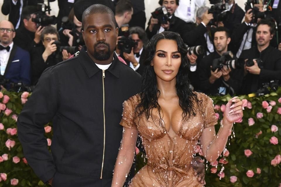 West, quien paga 200 mil dólares mensuales en manutención, sostiene que Kim llevó a North, de 11 años, a la Gala del Met esta semana y la dejó sola sin supervisión.