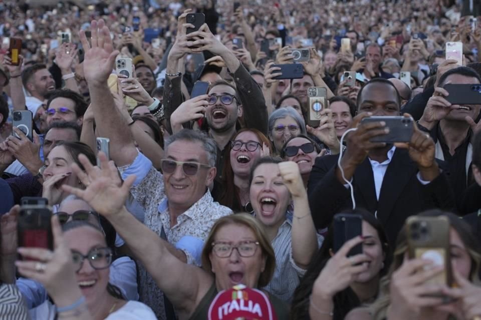 La multitud estalla en júbilo cuando el recién elegido Papa León XIV aparece en el balcón de la Basílica de San Pedro en el Vaticano, el jueves 8 de mayo de 2025.