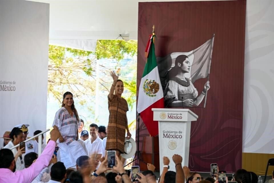 Sheinbaum estuvo acompañada por la Gobernadora de Guerrero, Evelyn Salgado, y la Alcaldesa de Acapulco, Abelina López.