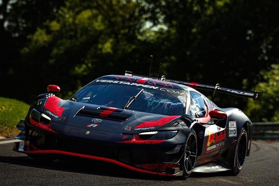 Max hizo unas pruebas para ayudar a su equipo Verstappen.com Racing en el circuito de Nürburgring Nordschleife con su Ferrari 296 GT3