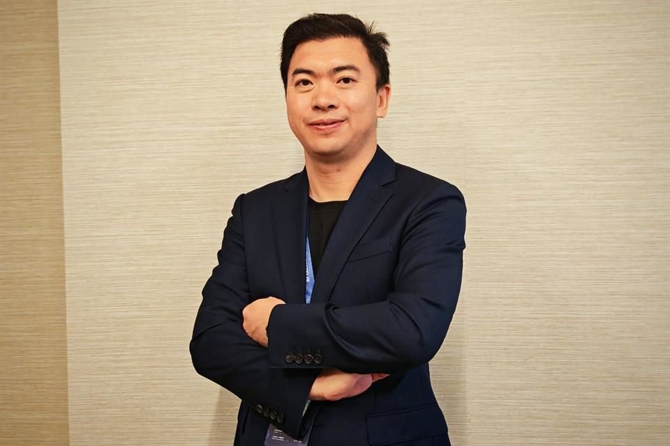 Ray Zheng, vicepresidente de Tecno Mobile. Una de las figuras centrales de la compañía; evita caer en controversias como la guerra comercial entre China y EU.