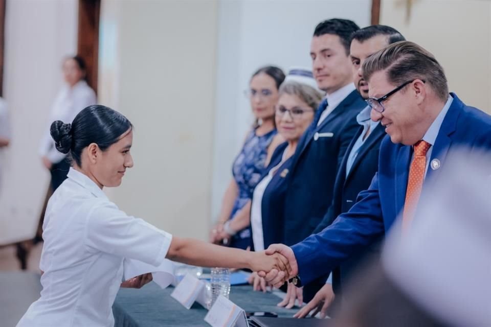 Estudiantes de Enfermería del Colegio de Estudios Científicos y Tecnológicos de Jalisco.