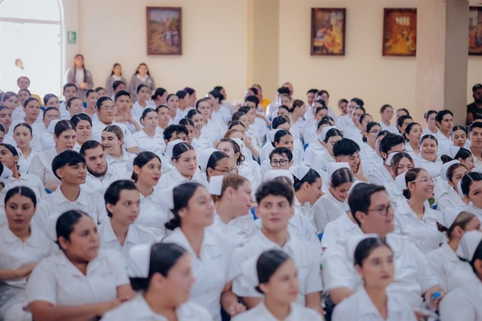 Estudiantes de Enfermería del Colegio de Estudios Científicos y Tecnológicos de Jalisco.