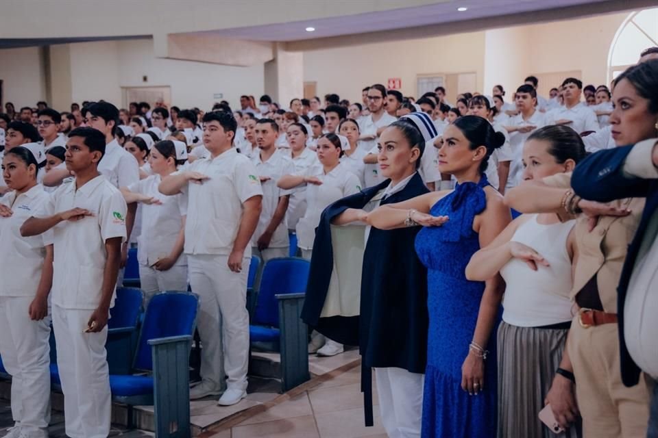 Estudiantes de Enfermería del Colegio de Estudios Científicos y Tecnológicos de Jalisco.