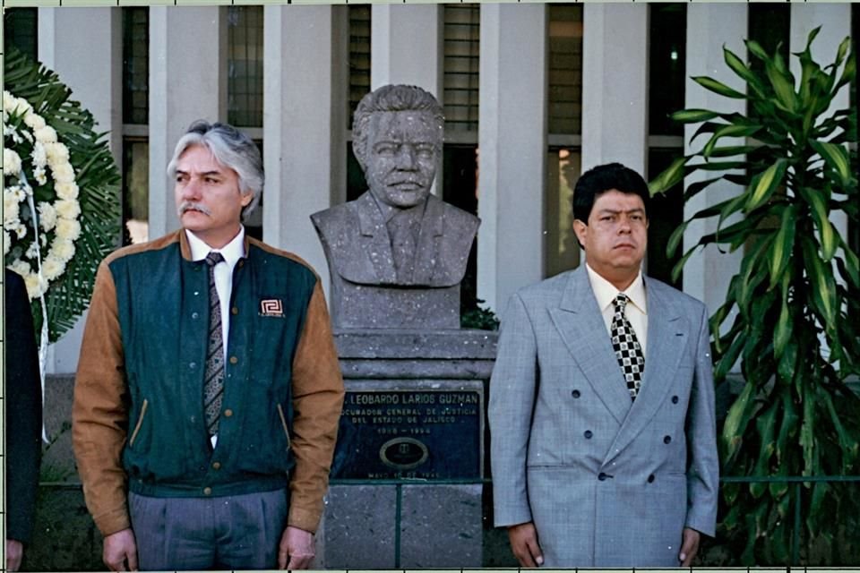 Autoridades colocaron un busto del ex funcionario afuera de las instalaciones de la Fiscalía, en la Calzada Independencia.