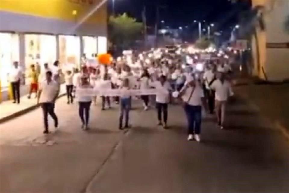 Habitantes del Municipio de Balancán, Tabasco, marcharon en respaldo de estudiantes del Tecnológico de los Ríos reprimidos por antimotines.