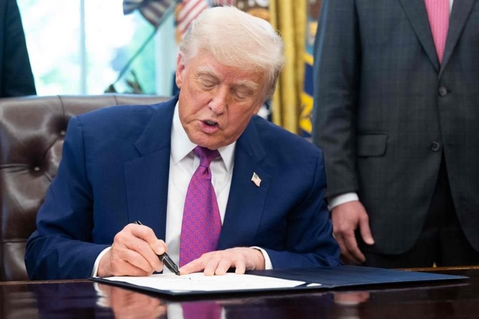 Donald Trump amenazó a indocumentados que viven en EU con embargar sus bienes y salarios si no optan por autodeportarse en próximos meses.