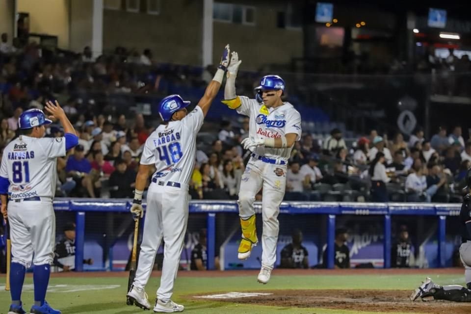 Muestra Charros una contundente ofensiva y apalean 18-2 a los Tecos de los Dos Laredos en el primer juego de la serie.